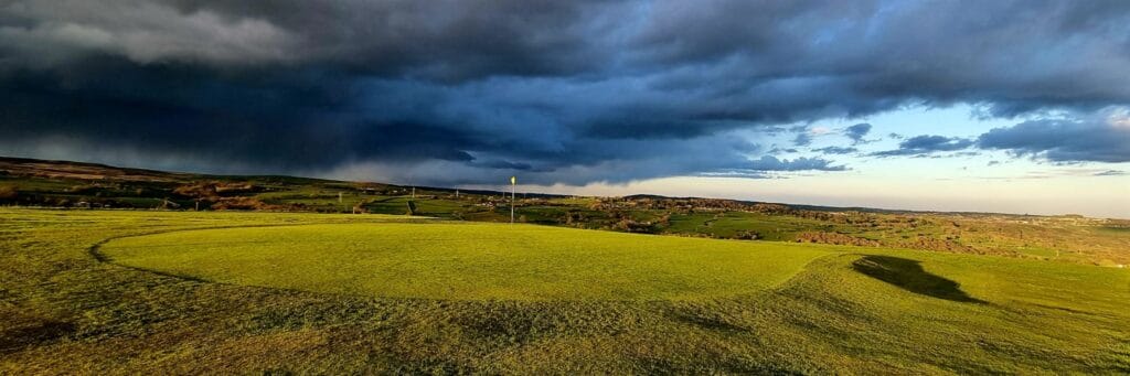 國際高爾夫會員 9 風雲交際下的 Baildon Golf Club 第 6 洞果嶺全景:國際高爾夫會籍與 WHS 差點指數 (Handicap Index) 的官方認證之家。
