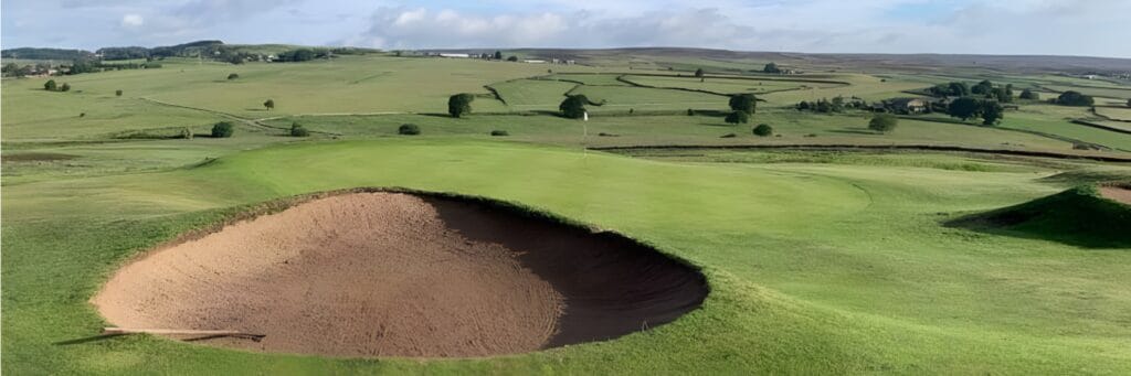 Blick auf das 17. Green des Baildon Golf Club unter Sturmwolken – die Heimat für internationale Golf fernmitgliedschaften und offizielles WHS-Handicap Index