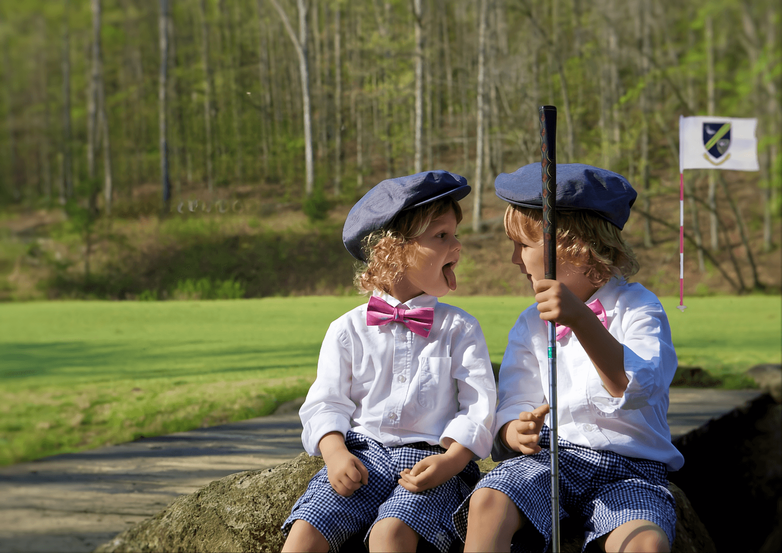 Zwei kleine Jungen in klassischer Golfbekleidung auf dem Platz – Illustration der Vorteile von Golf für Kinder.