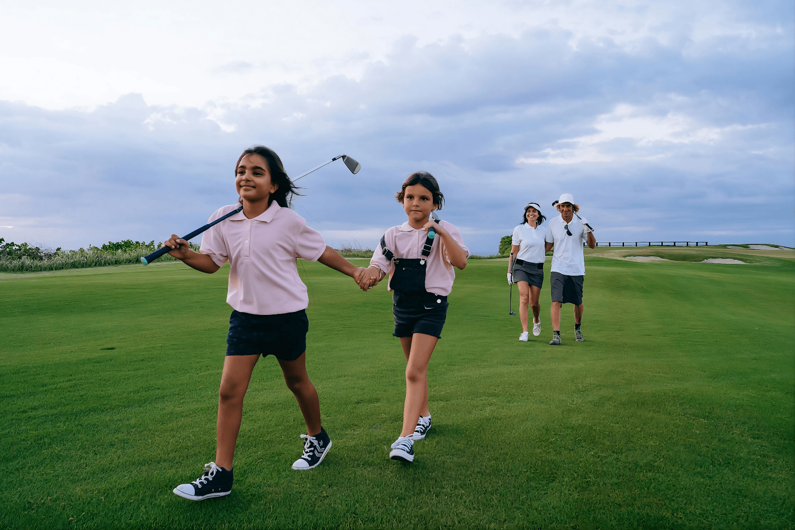 Junger Golfer konzentriert auf dem Fairway, symbolisiert mentale Klarheit und körperlichen Flow durch frühen Golfstart